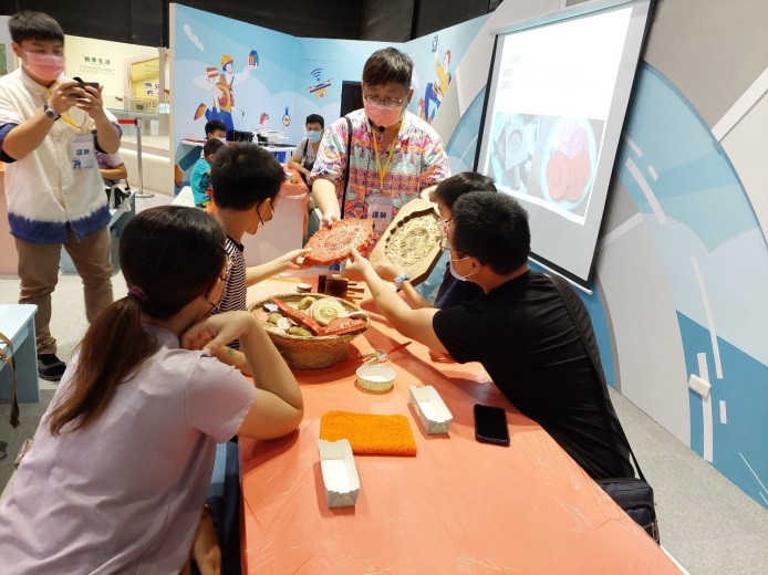 老師提供「紅龜粿」模具與紙藝作品讓民眾體驗